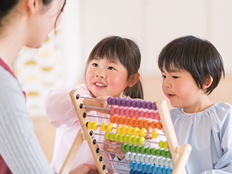 用具で遊ぶ子供