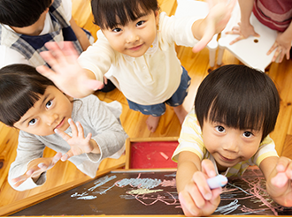 用具で遊ぶ子供